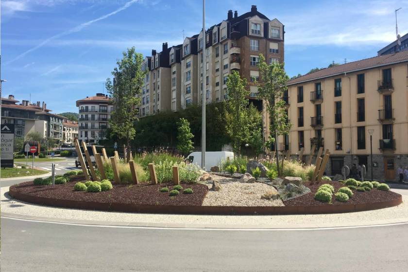 decoración de la rotonda de Astigarraga, proyecto paisajistico que combina piedras madera, árboles y arbustos pequeños